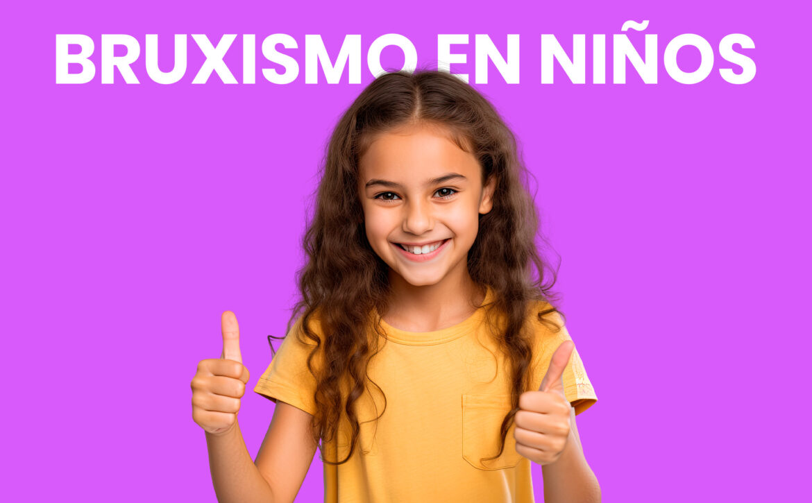 Niña sonriendo con pulgares hacia arriba