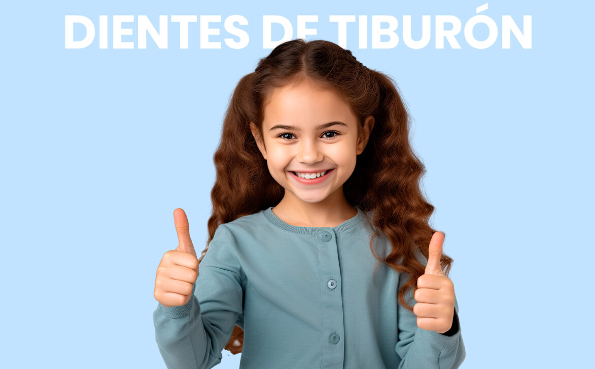 Niña sonriendo con pulgares para arriba