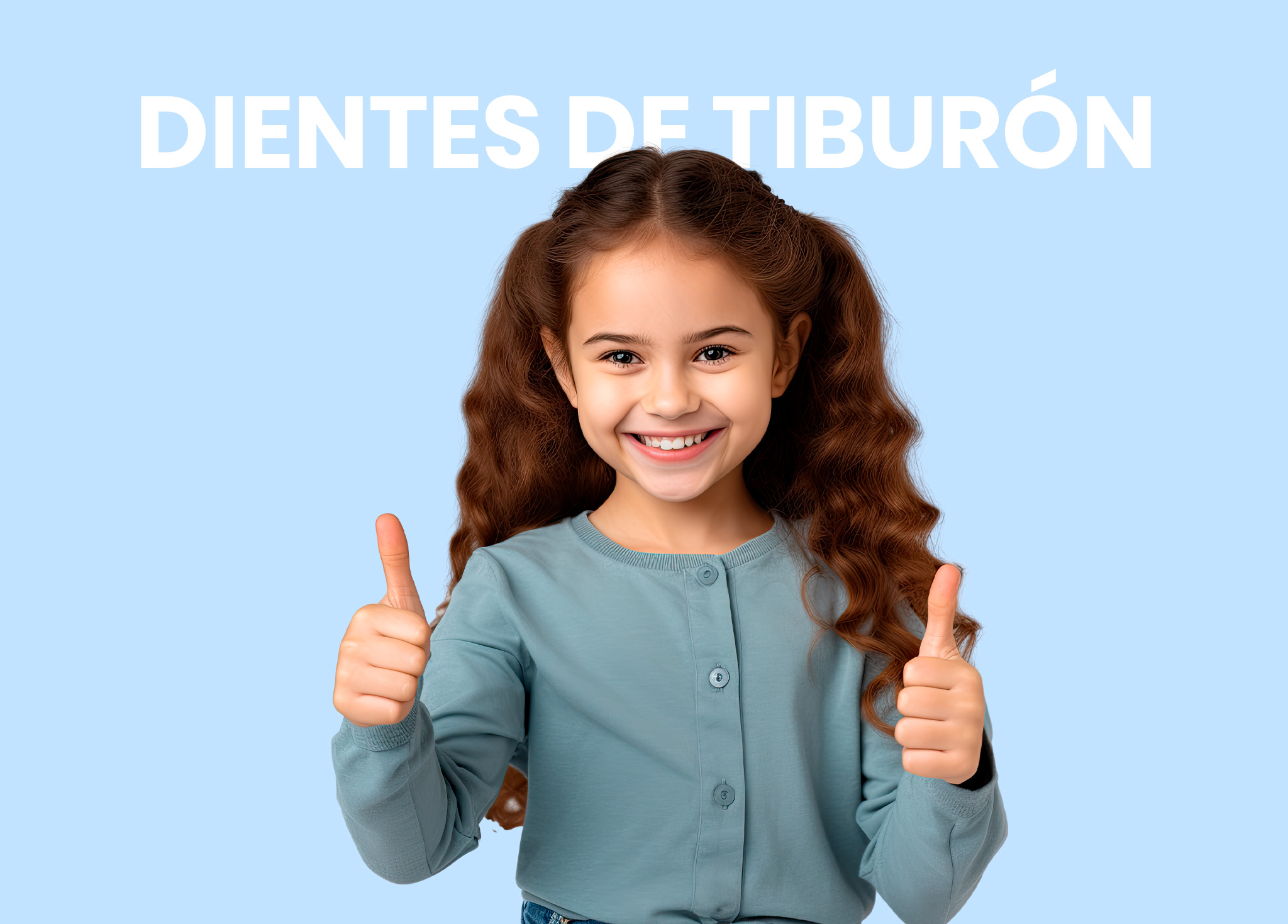 Niña sonriendo con pulgares para arriba