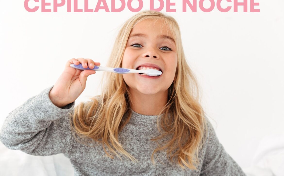 NIña cepillando los dientes