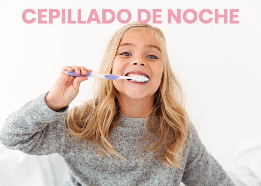 NIña cepillando los dientes