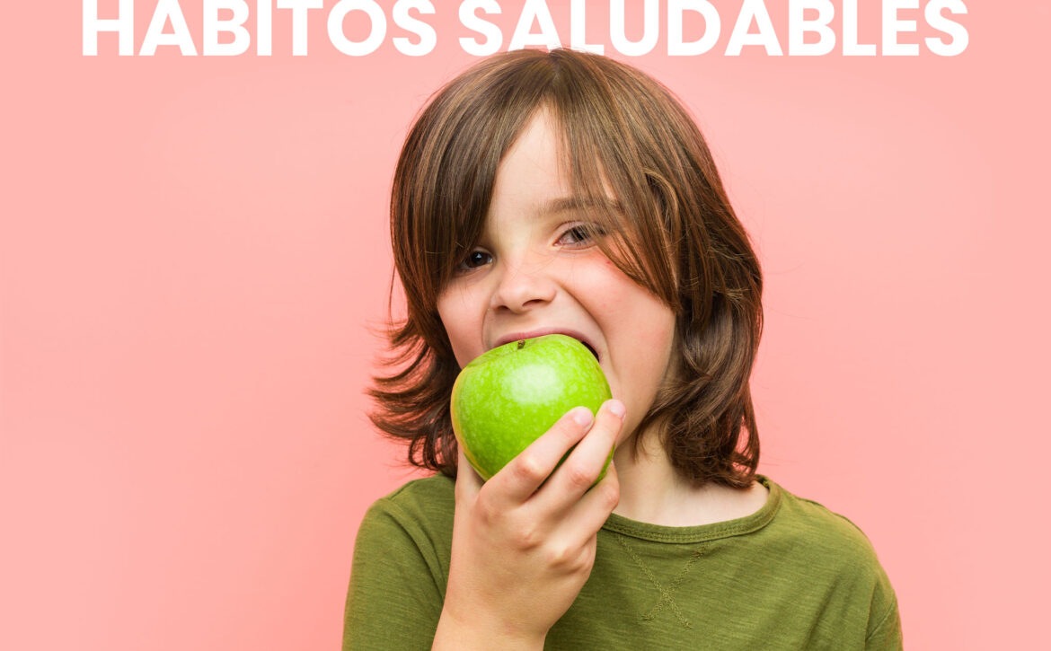 niño mordiendo una manzana verde con fondo rosado